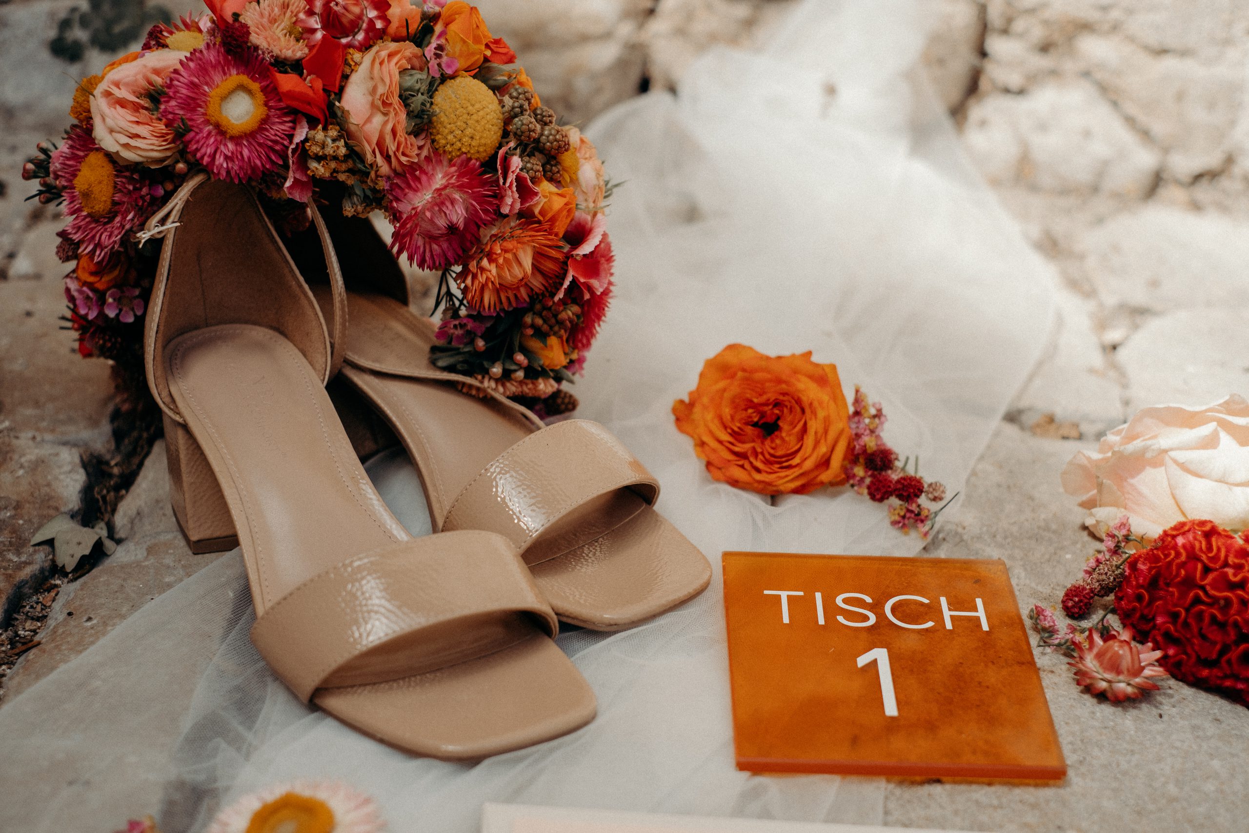 colour clash wedding, orange pink hochzeit, tumblr, pinterest wedding, wedding inspo, hochzeitsfotografin stuttgart esslingen göppingen kirchheim teck, standesamt, farbige hochzeit, cute couple, wedding details, wedding cake, hochzeitstorte, piaoechsner, macarons