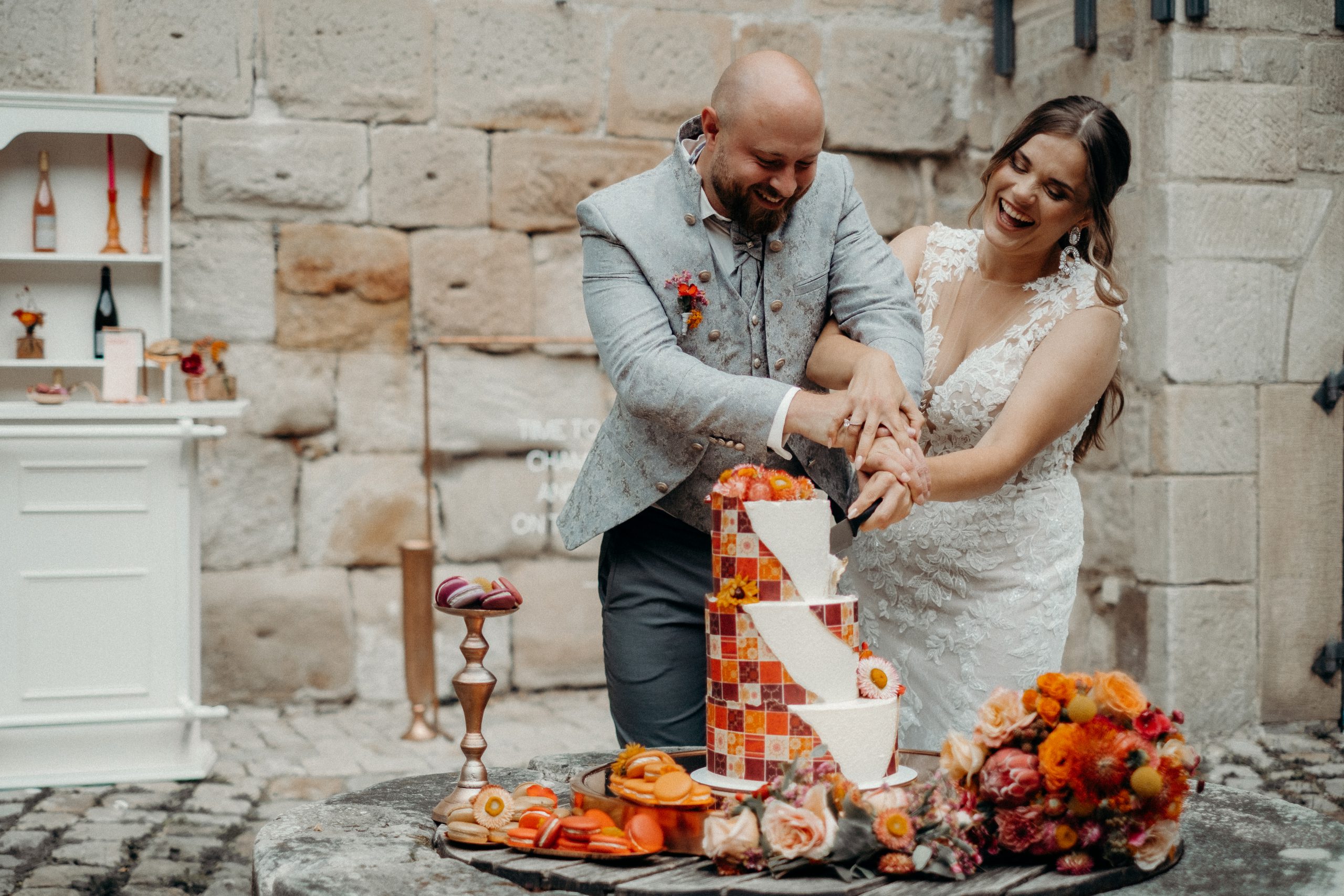 colour clash wedding, orange pink hochzeit, tumblr, pinterest wedding, wedding inspo, hochzeitsfotografin stuttgart esslingen göppingen kirchheim teck, standesamt, farbige hochzeit, cute couple, wedding details, wedding cake, hochzeitstorte, piaoechsner, macarons
