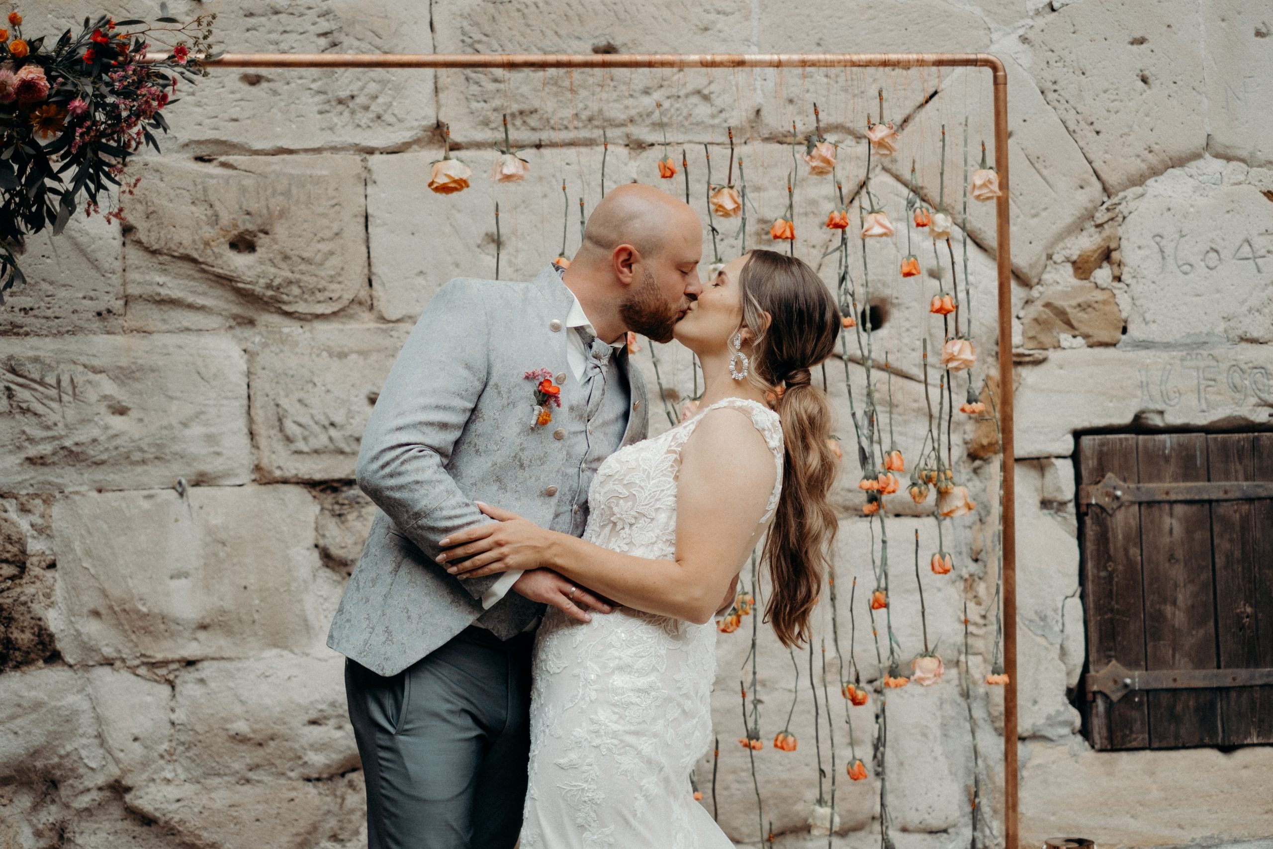 colour clash wedding, orange pink hochzeit, tumblr, pinterest wedding, wedding inspo, hochzeitsfotografin stuttgart esslingen göppingen kirchheim teck, standesamt, farbige hochzeit, cute couple, wedding details, wedding cake, hochzeitstorte, piaoechsner, macarons
