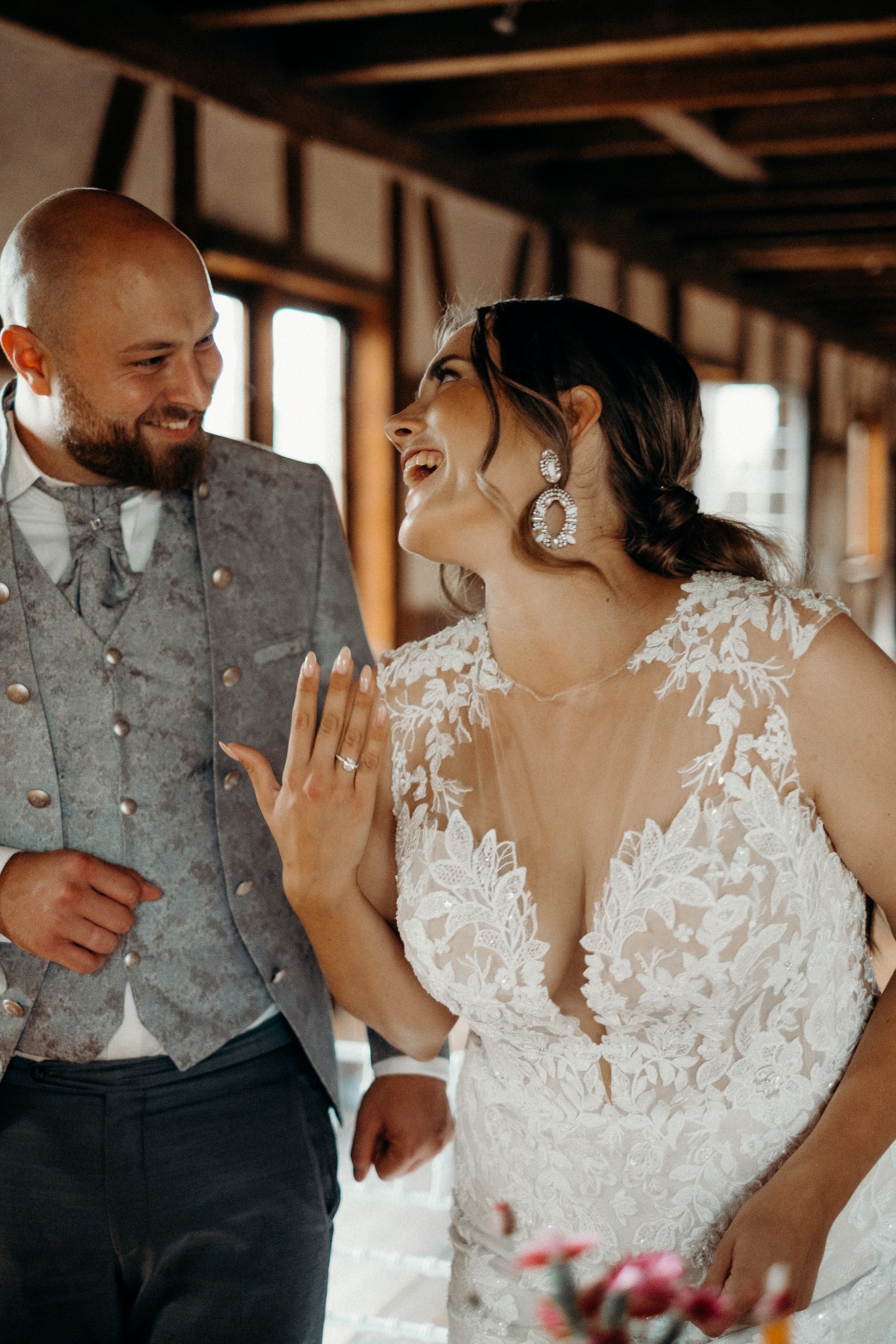 colour clash wedding, orange pink hochzeit, tumblr, pinterest wedding, wedding inspo, hochzeitsfotografin stuttgart esslingen göppingen kirchheim teck, standesamt, farbige hochzeit, cute couple, wedding details, wedding cake, hochzeitstorte, piaoechsner, macarons
