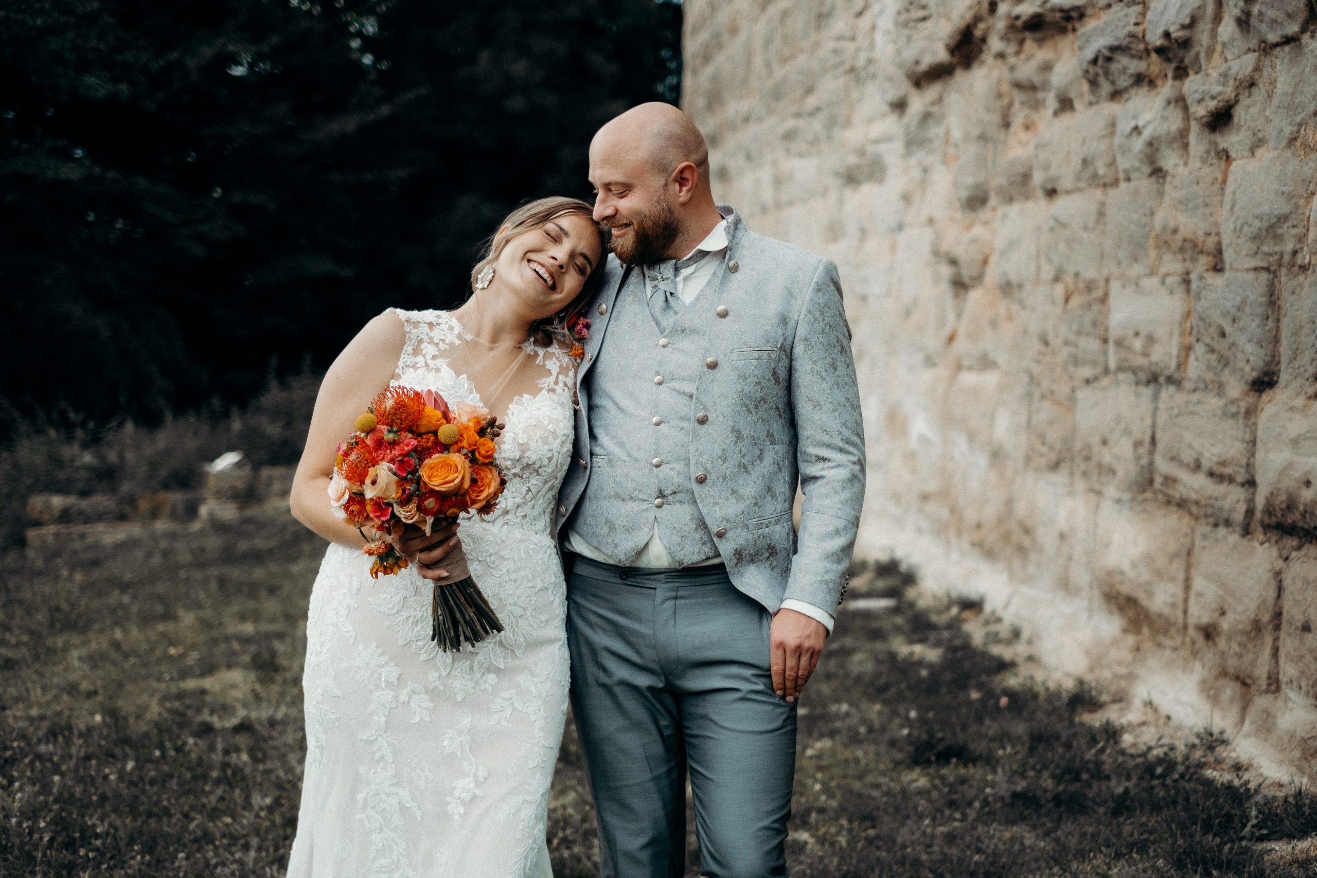 colour clash wedding, orange pink hochzeit, tumblr, pinterest wedding, wedding inspo, hochzeitsfotografin stuttgart esslingen göppingen kirchheim teck, standesamt, farbige hochzeit, cute couple, wedding details, wedding cake, hochzeitstorte, piaoechsner, macarons