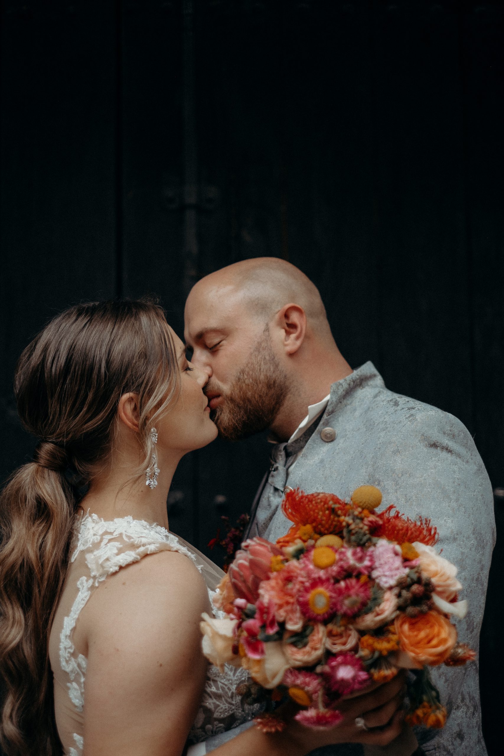 colour clash wedding, orange pink hochzeit, tumblr, pinterest wedding, wedding inspo, hochzeitsfotografin stuttgart esslingen göppingen kirchheim teck, standesamt, farbige hochzeit, cute couple, wedding details, wedding cake, hochzeitstorte, piaoechsner, macarons
