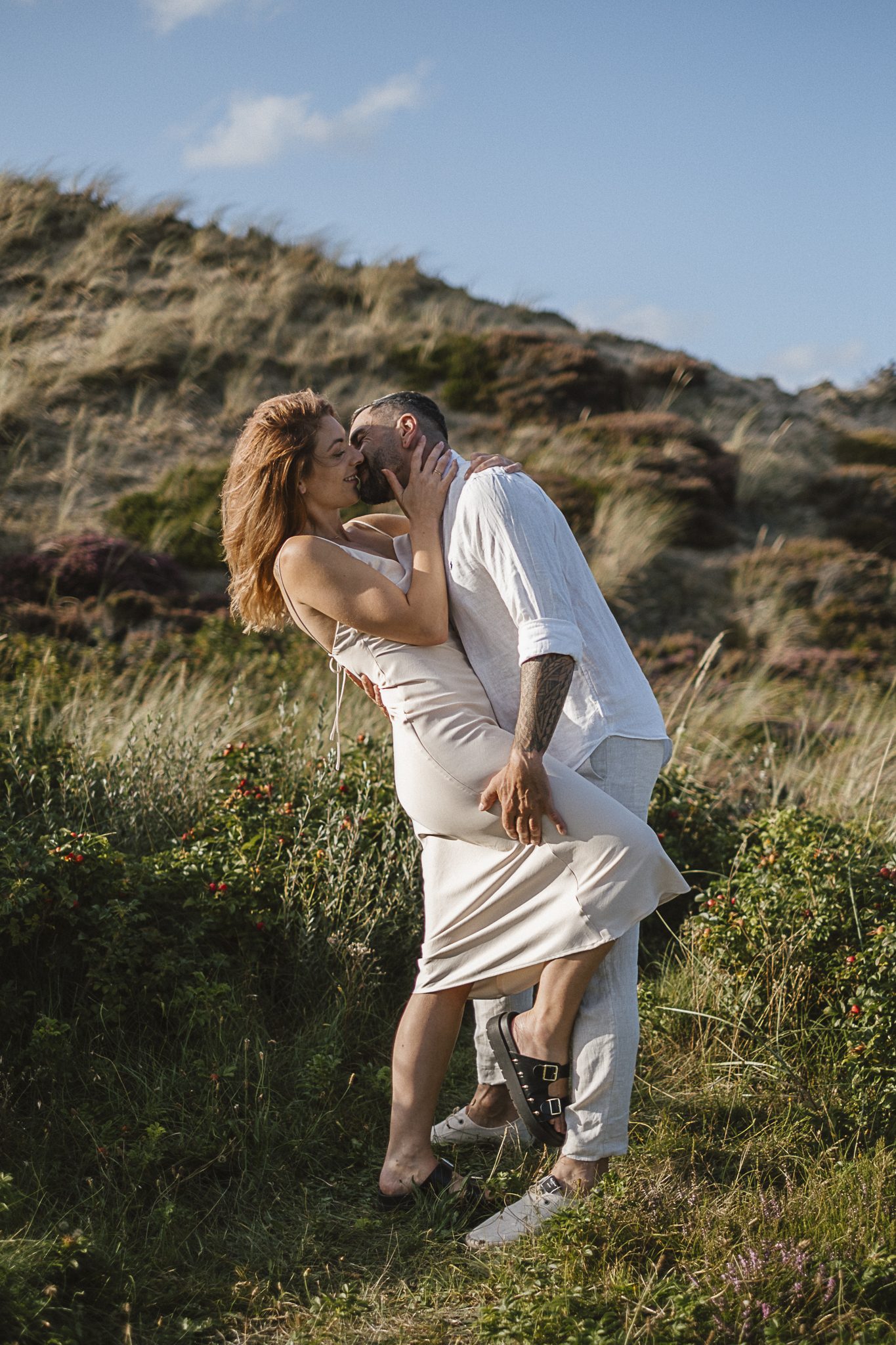 Verlängert die Hochzeitsmagie mit einem After-Wedding-Shooting auf Sylt – fernab vom Trubel, nur ihr zwei, die Weite des Meeres, das Rauschen der Wellen und emotionale Momente, die ich als Fotografin mit Feingefühl und Blick fürs Echte festhalte.