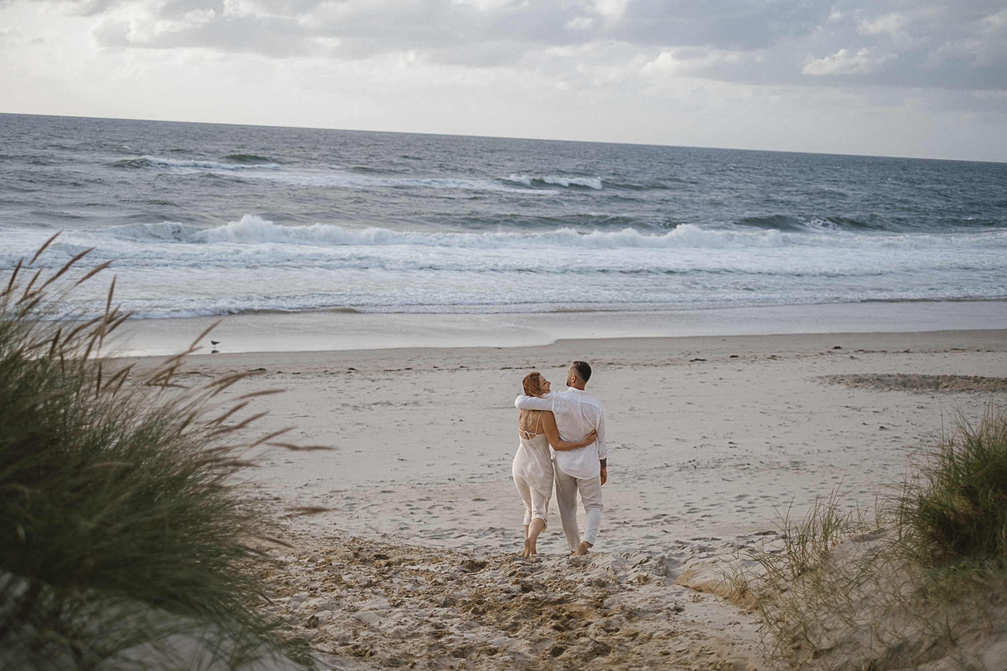 After-Wedding-Fotografie auf Sylt: Zwischen Dünen, Wind und Wellen hält dieses Shooting die authentische Liebe eines Brautpaares fest – in einer entspannten Atmosphäre voller Leichtigkeit und Tiefe. Die goldene Abendsonne taucht die Szene in warmes Licht.