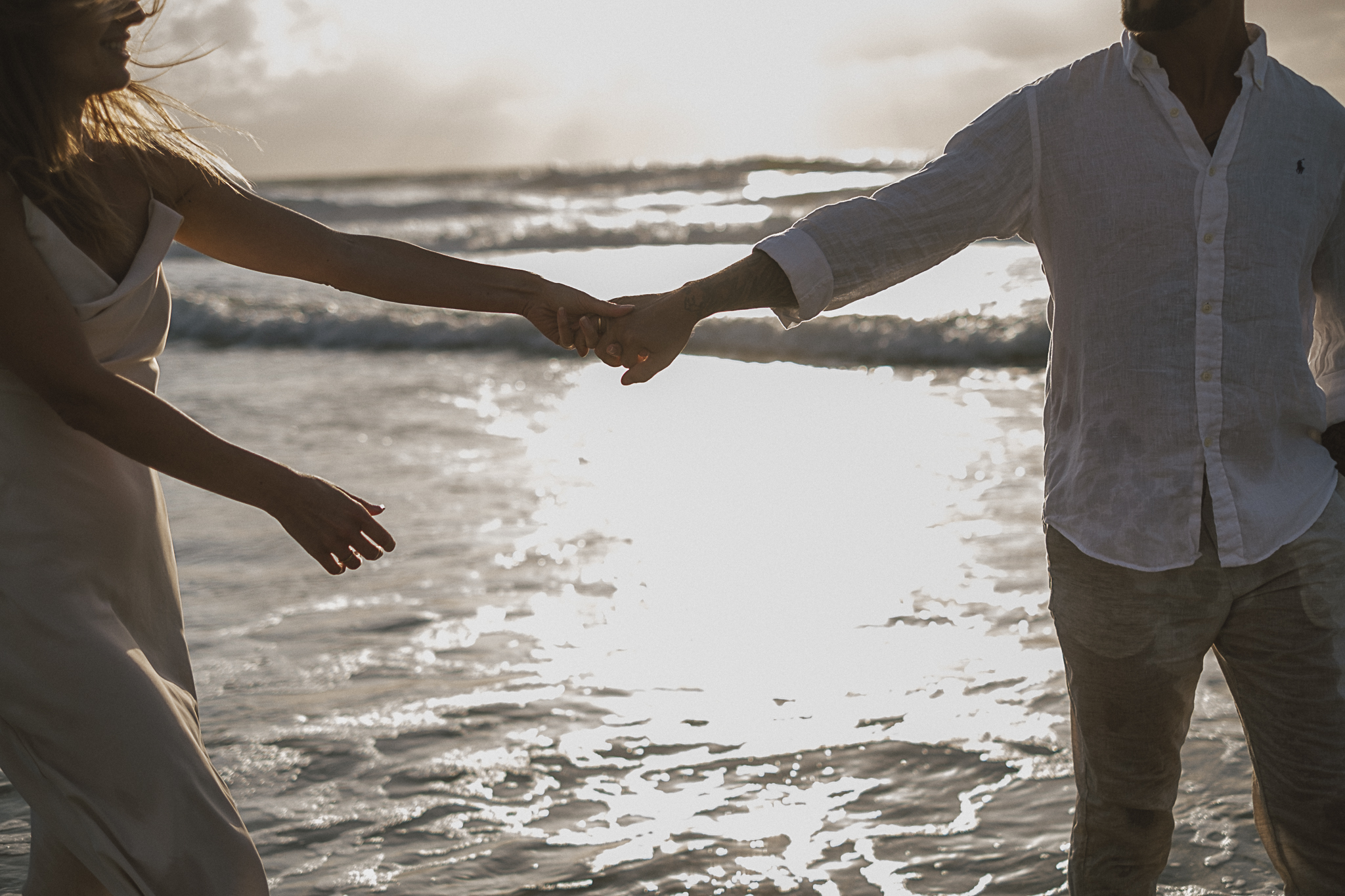 Die Nordsee im Hintergrund, der Sand unter den Füßen und die Sonne im Gesicht – dieses After-Wedding-Shooting auf Sylt zeigt die Magie eines intimen Moments nach der Hochzeit. Das Brautpaar strahlt in einem natürlichen, ungestellten Stil.
