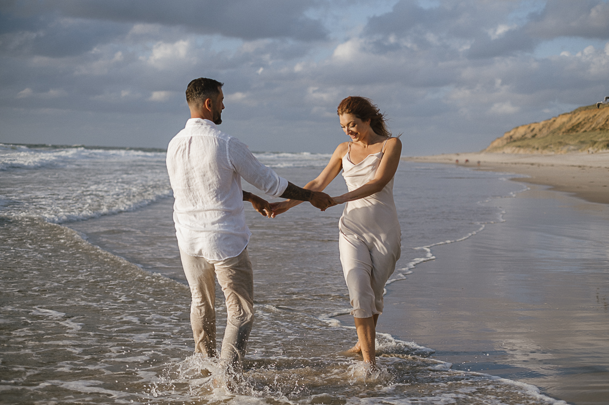 Die Nordsee im Hintergrund, der Sand unter den Füßen und die Sonne im Gesicht – dieses After-Wedding-Shooting auf Sylt zeigt die Magie eines intimen Moments nach der Hochzeit. Das Brautpaar strahlt in einem natürlichen, ungestellten Stil.