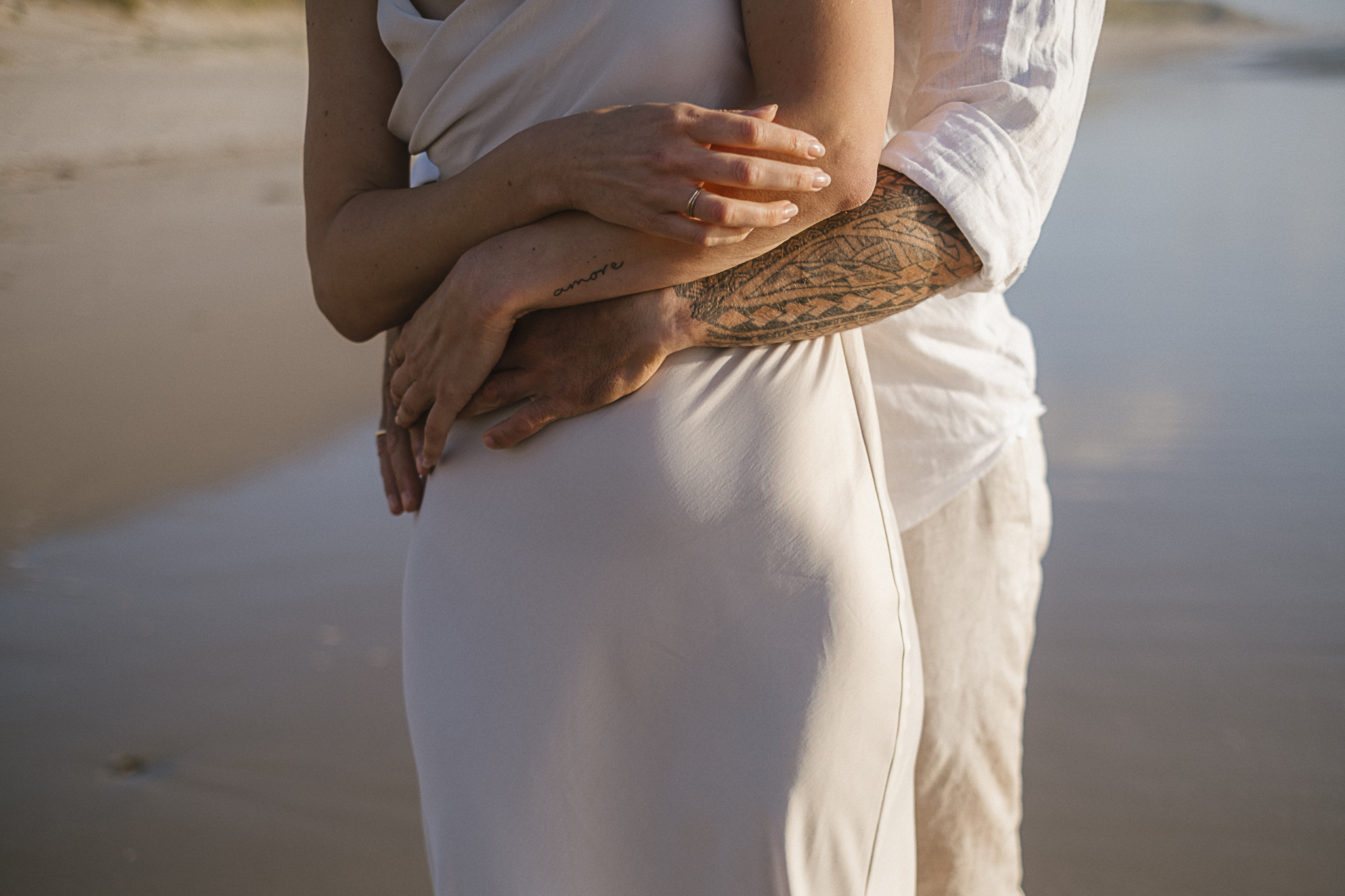 Romantisches After-Wedding-Shooting auf Sylt bei Sonnenuntergang – ein verliebtes Brautpaar genießt den Moment am Strand, barfuß im Sand, mit Blick aufs Meer. Sanftes Licht, echte Emotionen und eine natürliche Kulisse machen dieses Paarshooting zu einem unvergesslichen Erlebnis.