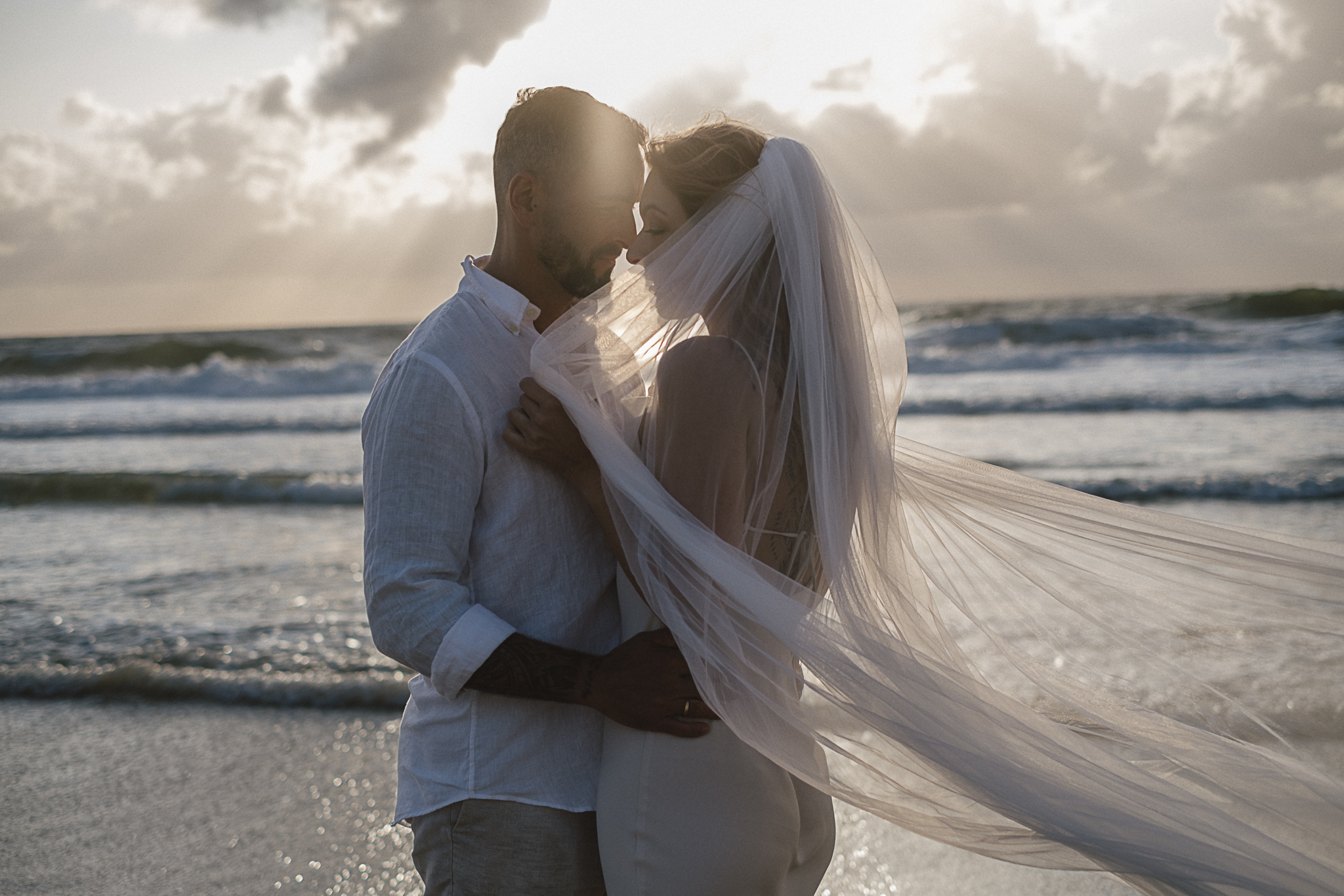 Ein After-Wedding-Shooting am Strand von Sylt ist die perfekte Gelegenheit, um noch einmal ganz in Ruhe als Braut und Bräutigam in eure Verbindung einzutauchen. Intime Momente, zarte Berührungen und echtes Lachen – festgehalten in stimmungsvollen Bildern bei Sonnenuntergang.