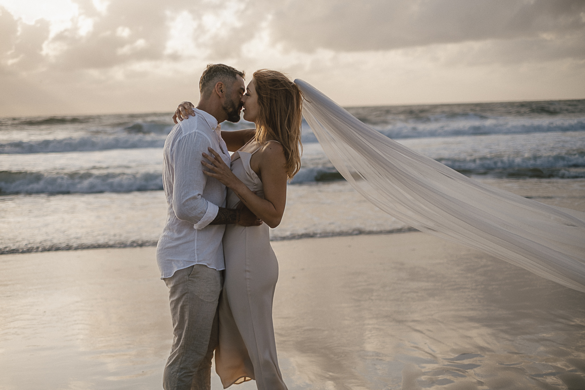 Ein After-Wedding-Shooting am Strand von Sylt ist die perfekte Gelegenheit, um noch einmal ganz in Ruhe als Braut und Bräutigam in eure Verbindung einzutauchen. Intime Momente, zarte Berührungen und echtes Lachen – festgehalten in stimmungsvollen Bildern bei Sonnenuntergang.