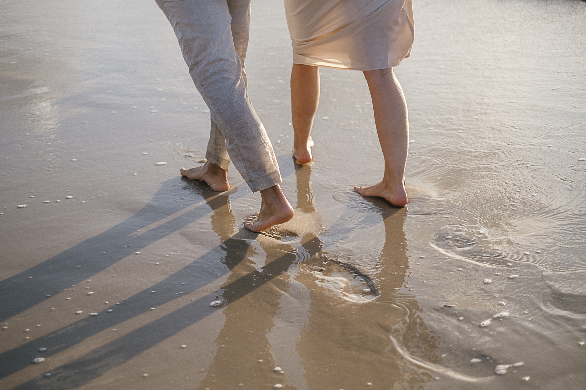 Ein After-Wedding-Shooting am Strand von Sylt ist die perfekte Gelegenheit, um noch einmal ganz in Ruhe als Braut und Bräutigam in eure Verbindung einzutauchen. Intime Momente, zarte Berührungen und echtes Lachen – festgehalten in stimmungsvollen Bildern bei Sonnenuntergang.