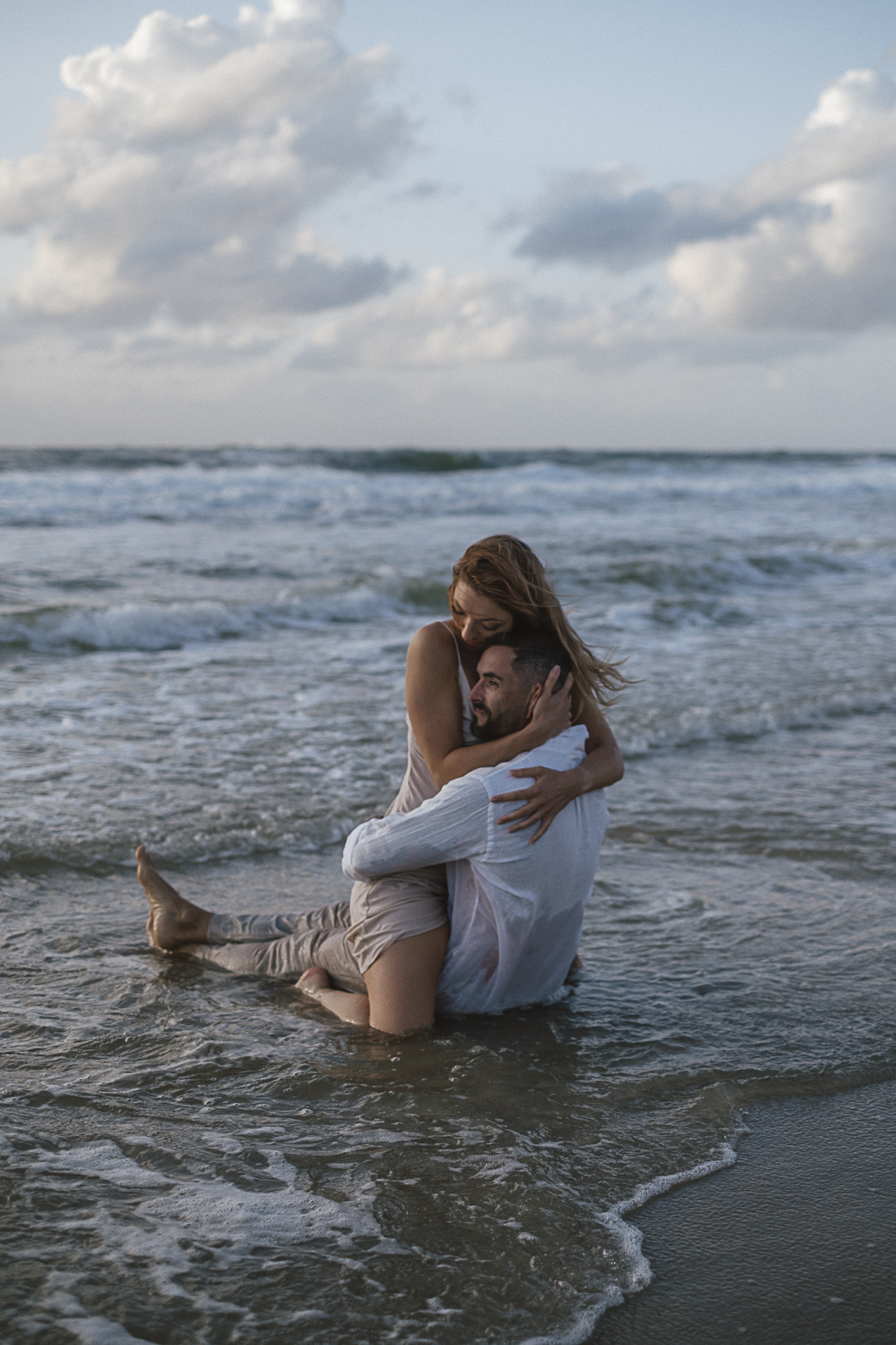 Ein After-Wedding-Shooting am Strand von Sylt ist die perfekte Gelegenheit, um noch einmal ganz in Ruhe als Braut und Bräutigam in eure Verbindung einzutauchen. Intime Momente, zarte Berührungen und echtes Lachen – festgehalten in stimmungsvollen Bildern bei Sonnenuntergang.