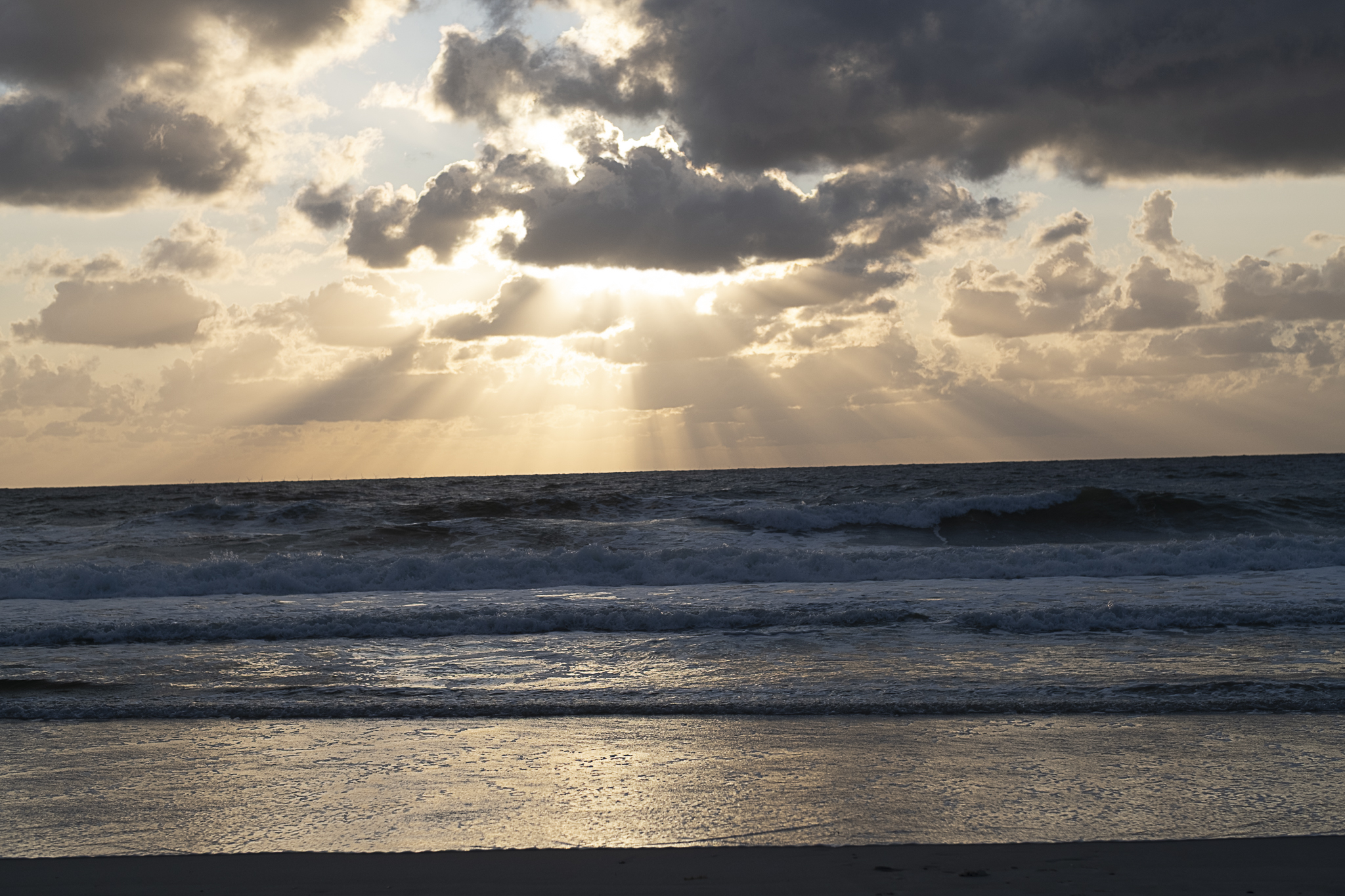 Intime After-Wedding-Fotografie auf Sylt – verliebtes Brautpaar am Wasser, barfuß im Sand, umgeben von Dünen und untergehender Sonne. Authentische und stilvolle Hochzeitsfotos nach dem großen Tag.