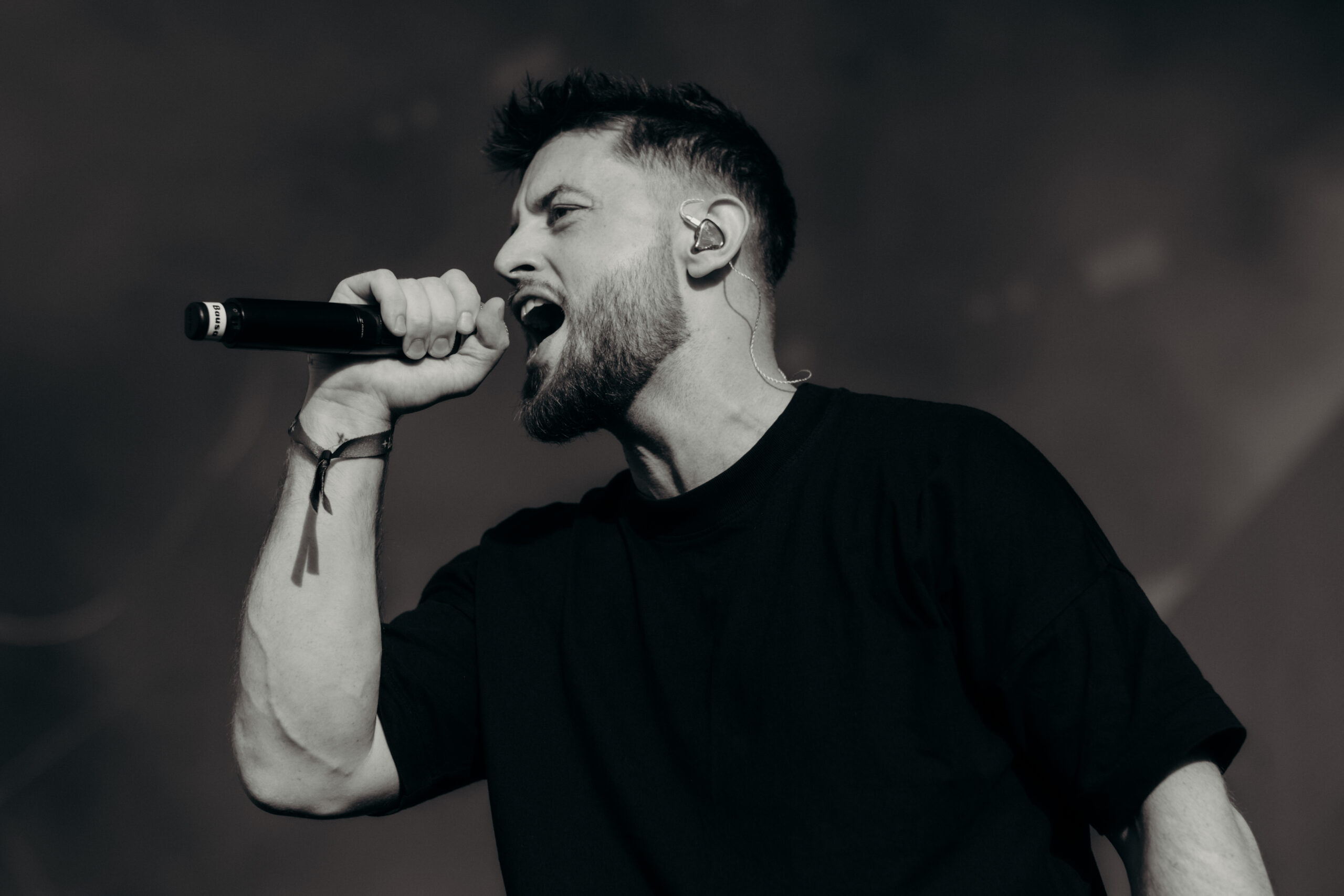 Schwarz-Weiß-Konzertfoto von Bausa auf dem Heroes Festival Freiburg 2025, aufgenommen von Fotografin Pia Oechsner.