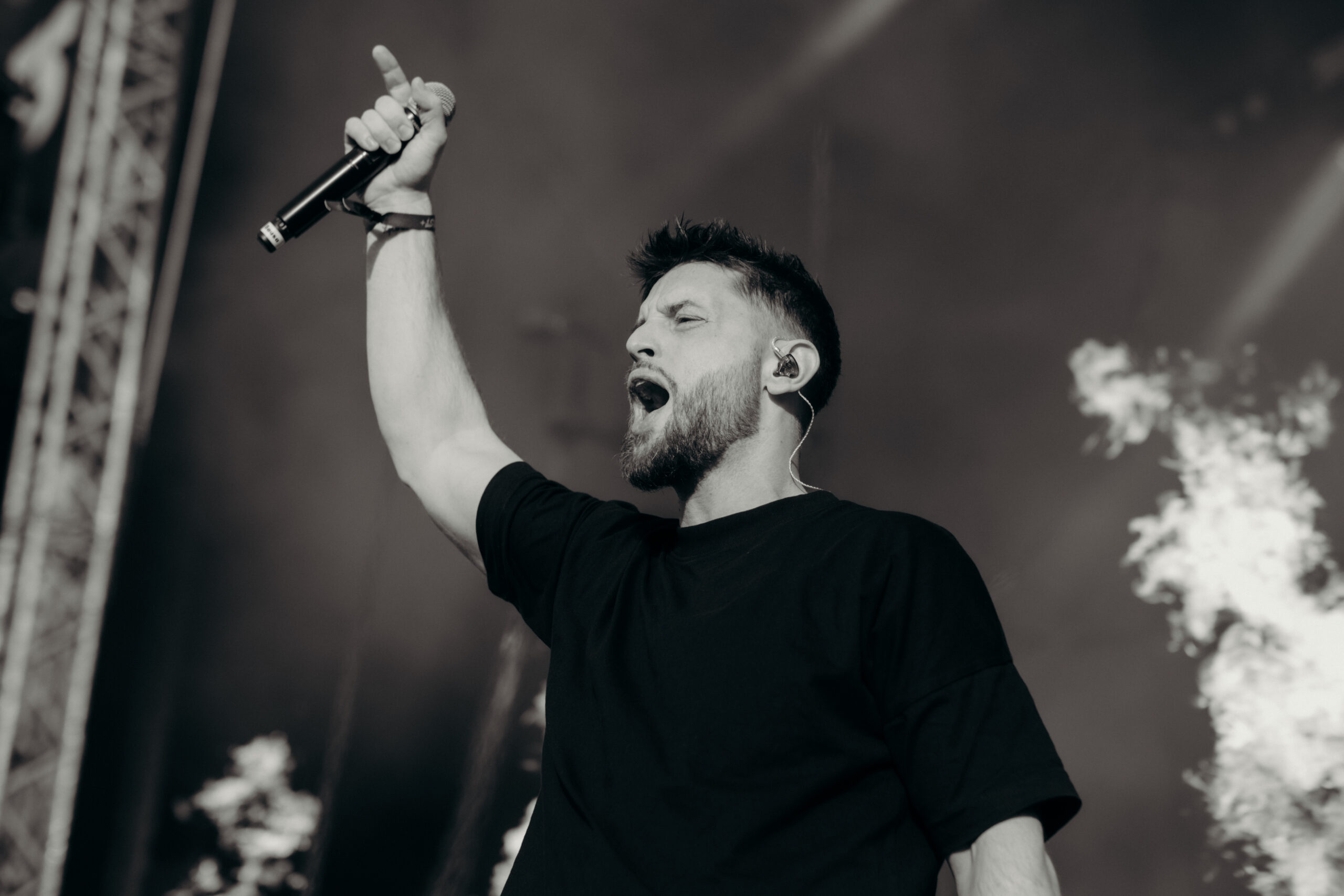 Schwarz-Weiß-Konzertfoto von Bausa auf dem Heroes Festival Freiburg 2025, aufgenommen von Fotografin Pia Oechsner.