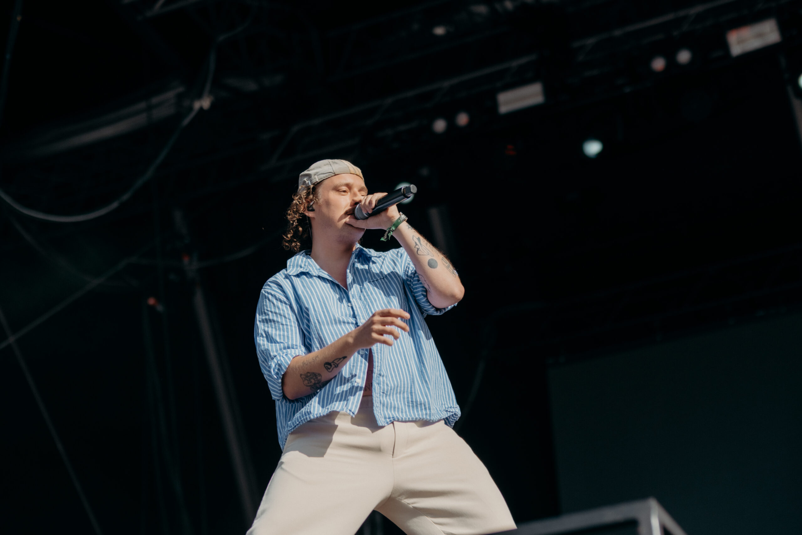 Chapo102 performt auf der Bühne beim Heroes Festival 2025. Ein Moment voller Energie und Leichtigkeit, eingefangen von Konzertfotografin Pia Oechsner.