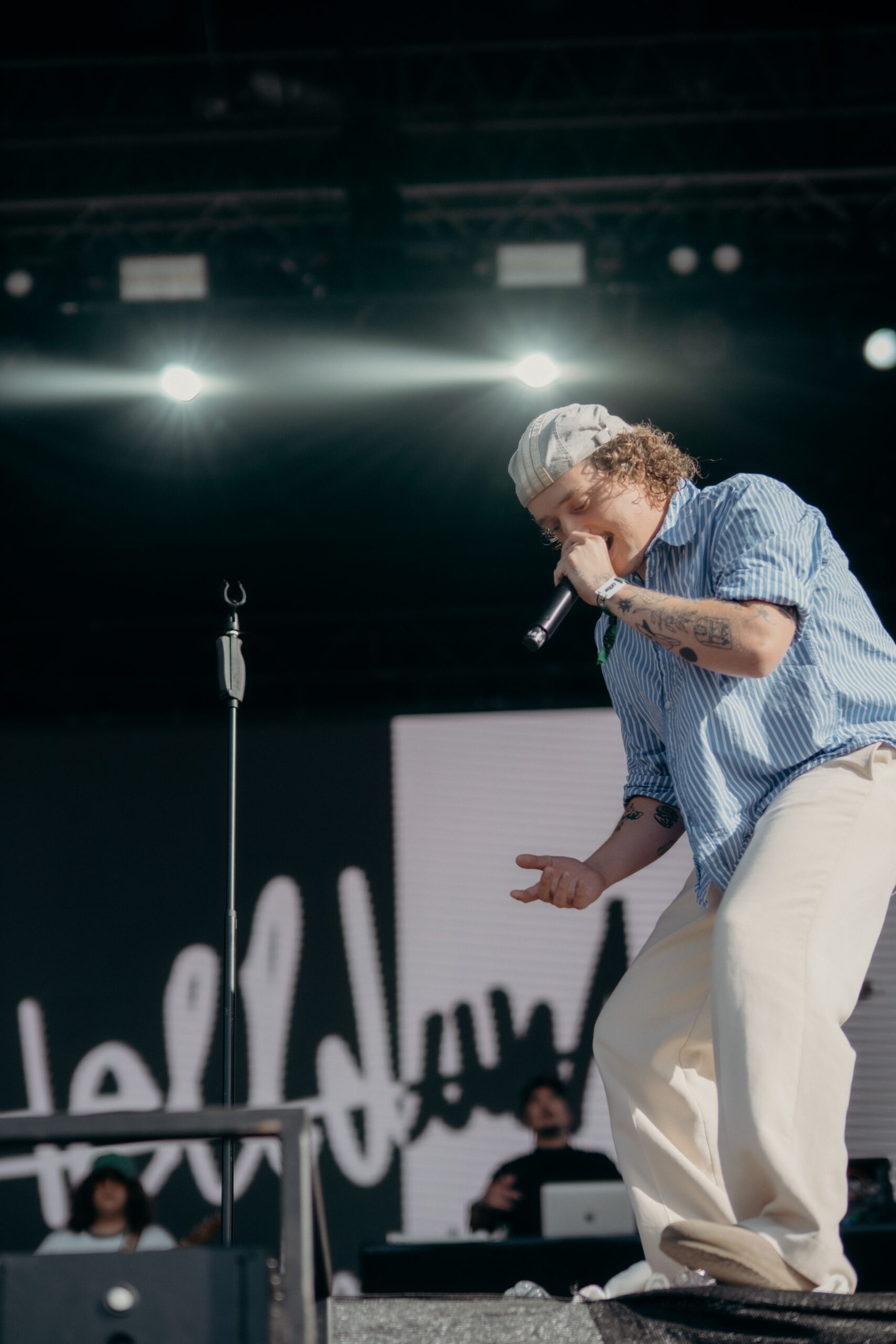 Chapo102 performt auf der Bühne beim Heroes Festival 2025. Ein Moment voller Energie und Leichtigkeit, eingefangen von Konzertfotografin Pia Oechsner.