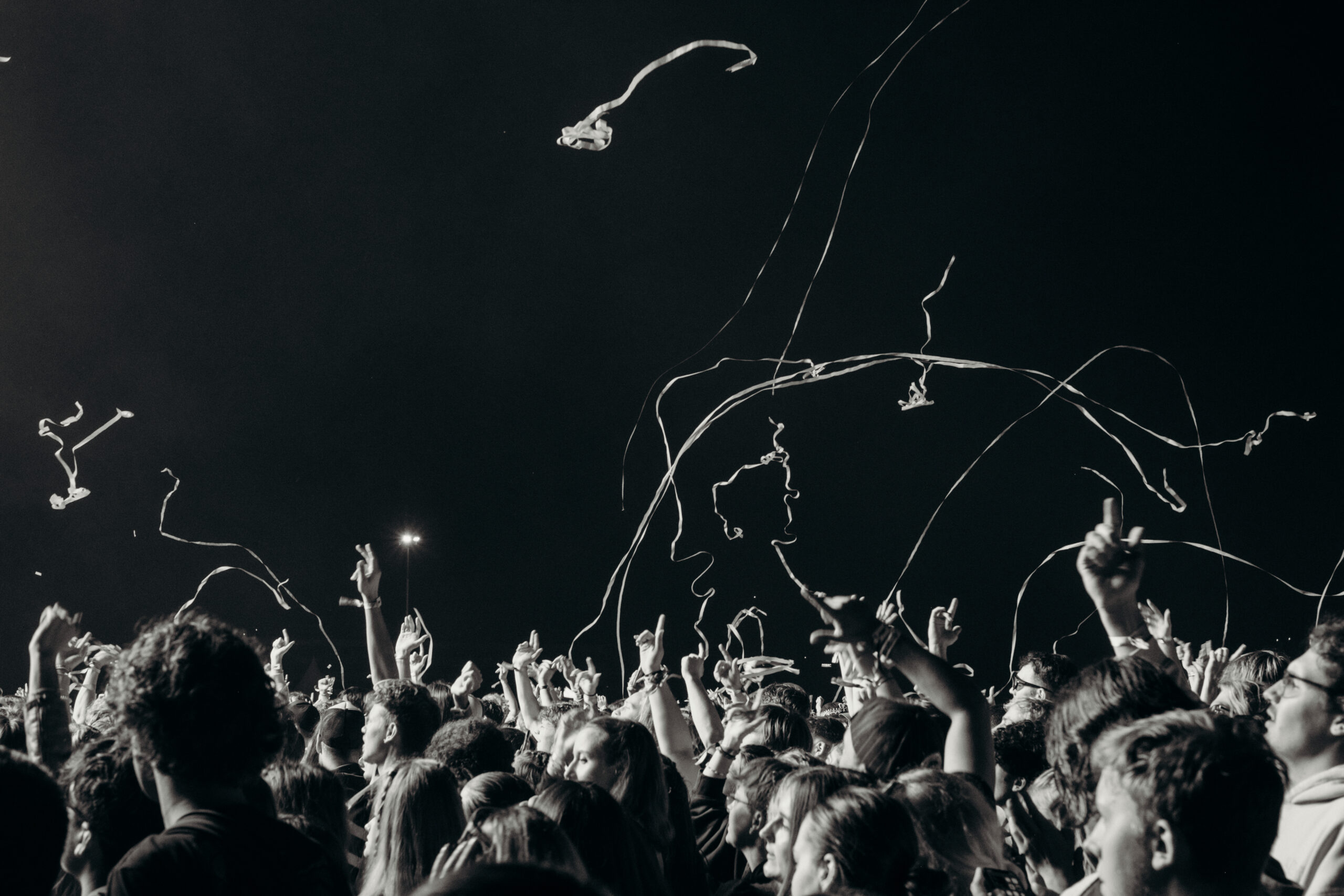 Mitten in der Menge – Arme in der Luft, Lichter über den Köpfen, Musik in jeder Bewegung.
Dieser Moment zeigt, was Festivals ausmacht: Freiheit, Verbundenheit und pures Leben.
Eingefangen von Pia Oechsner – echte Emotionen, die bleiben.