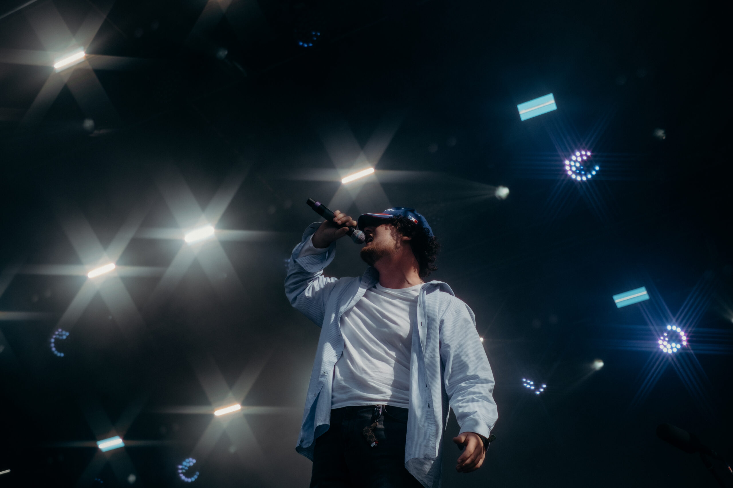 Der Künstler Majan steht auf der Bühne beim Heroes Festival 2025, umgeben von Licht und Publikum. Fotografiert von Pia Oechsner – authentische Konzertfotografie mit Fokus auf Emotion und Atmosphäre.