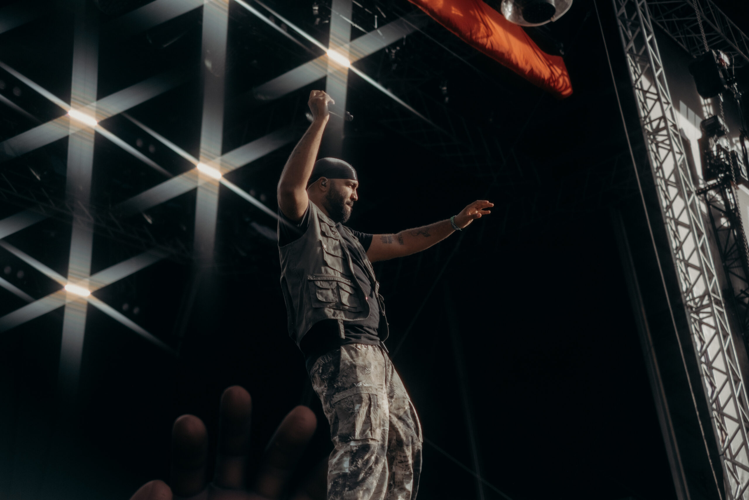 Der Künstler OG Keemo auf der Bühne beim Heroes Festival 2025, umgeben von Nebel und Licht. Fotografiert von Pia Oechsner – authentische Konzertfotografie mit Fokus auf Energie, Ausdruck und Atmosphäre.