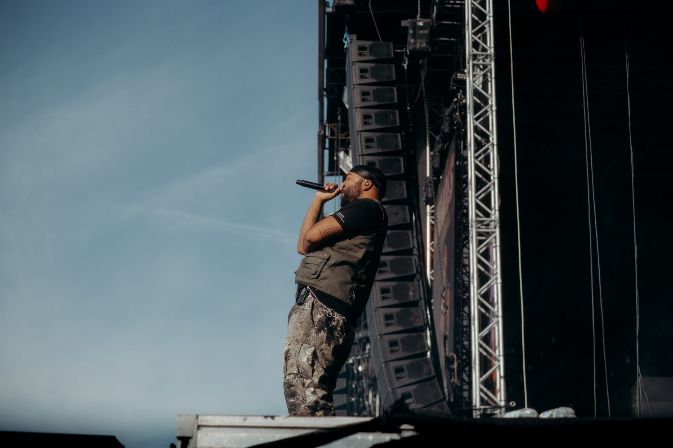 Der Künstler OG Keemo auf der Bühne beim Heroes Festival 2025, umgeben von Nebel und Licht. Fotografiert von Pia Oechsner – authentische Konzertfotografie mit Fokus auf Energie, Ausdruck und Atmosphäre.