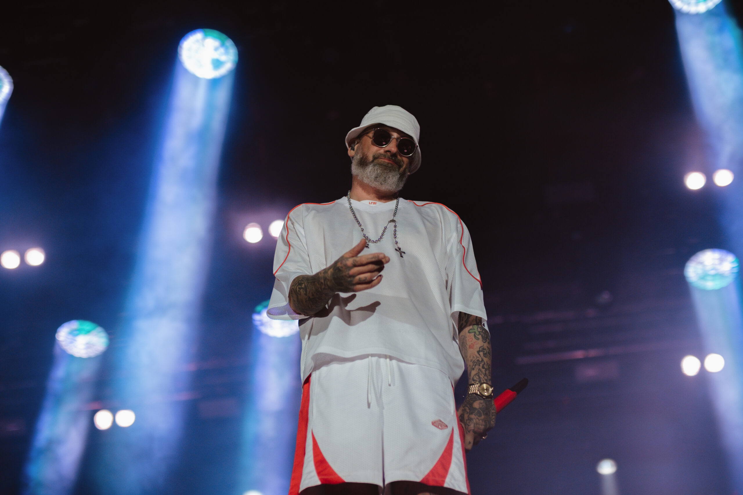 Konzertfoto von Sido auf der Bühne beim Heroes Festival Freiburg 2025, aufgenommen von Fotografin Pia Oechsner – Bühnenlichter im Hintergrund und intensive Live-Atmosphäre.