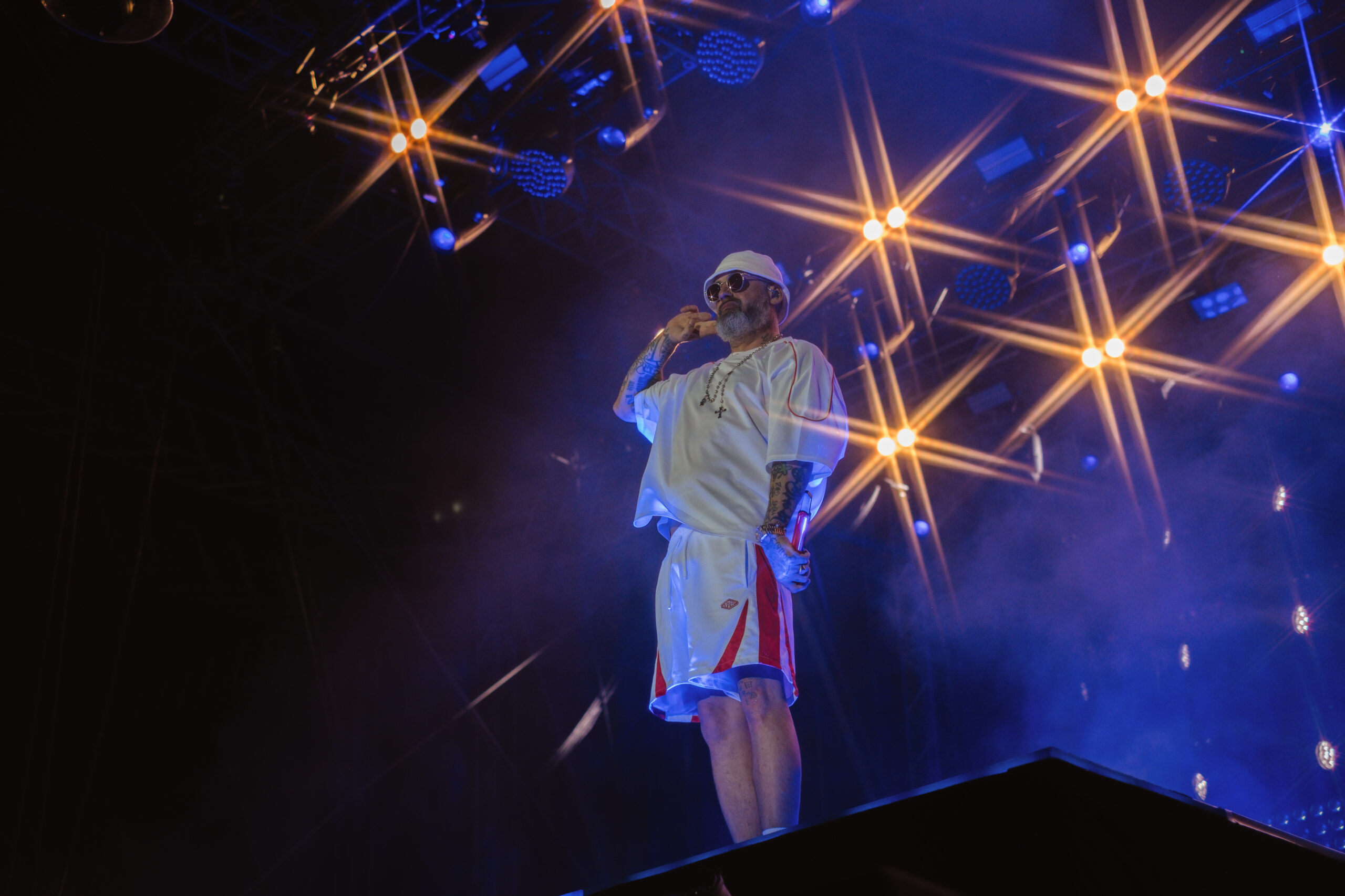 Sido steht auf der Bühne beim Heroes Festival 2025, umgeben von Lichtstrahlen und Bühnennebel. Ein intensiver Moment zwischen Beats und Emotion, fotografiert von Pia Oechsner.