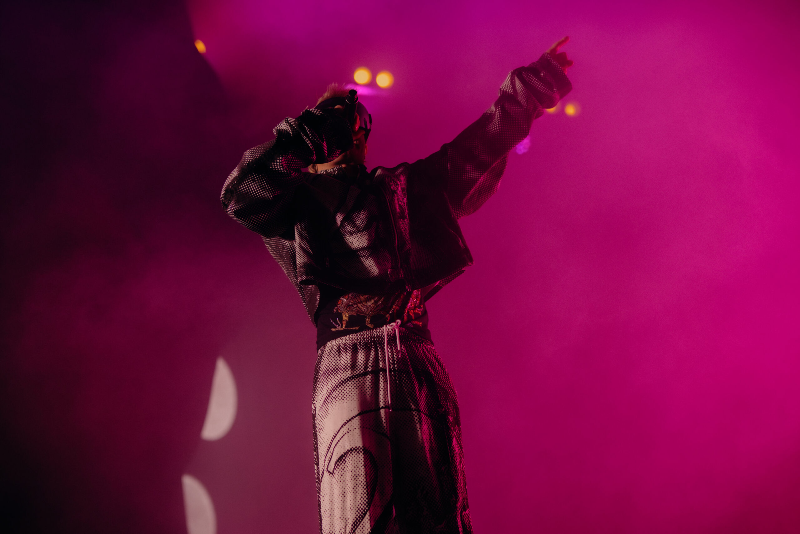 Konzertfoto von Ski Aggu auf der Bühne beim Heroes Festival Freiburg 2025, aufgenommen von Fotografin Pia Oechsner – pink-violette Lichtstimmung und dynamische Performance.