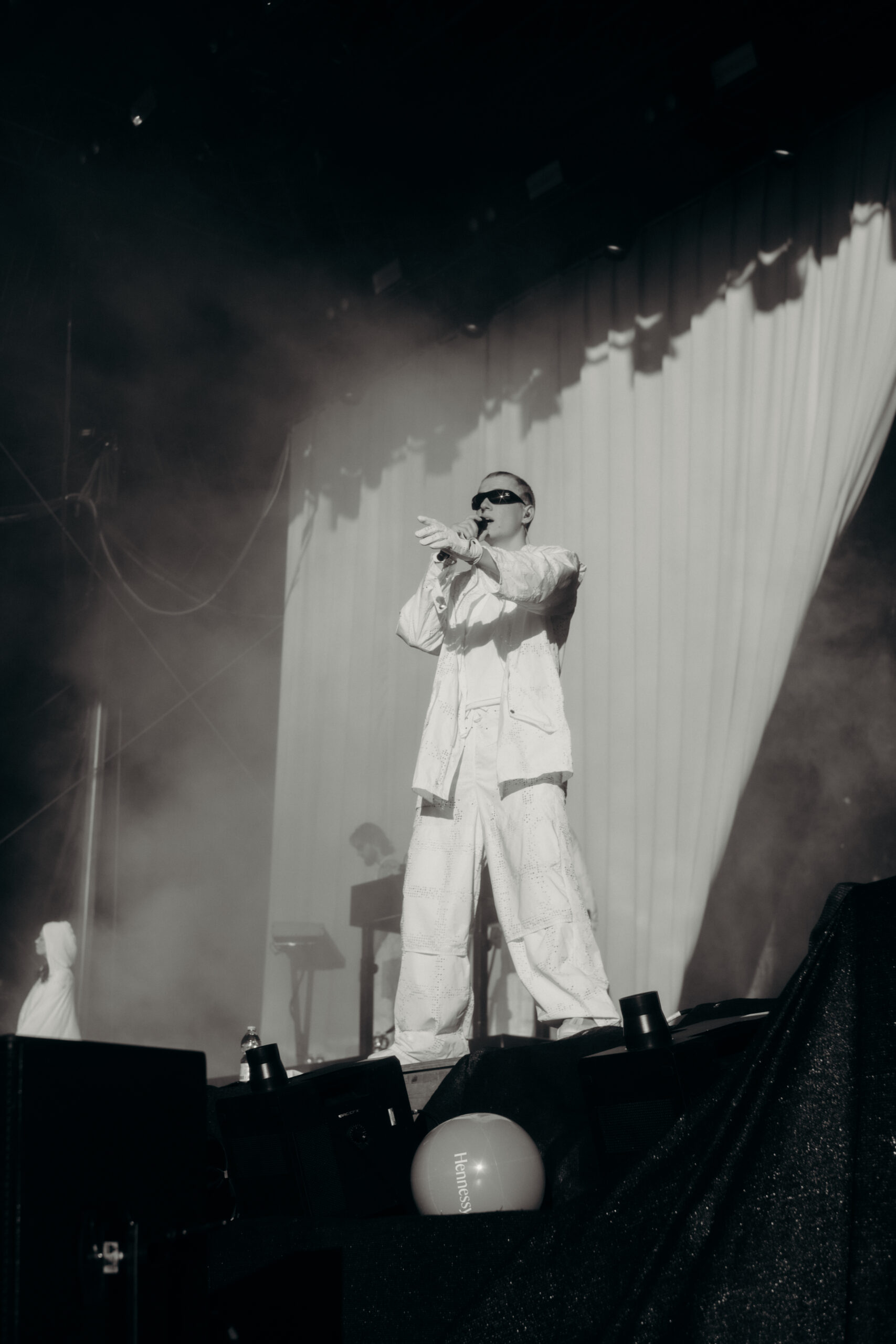 Soho Bani – zwischen sanfter Melancholie und intensiver Bühnenenergie.
Ein Moment voller Licht, Musik und Gefühl, eingefangen von Pia Oechsner.
Konzertfotografie, die nicht nur zeigt, sondern spüren lässt.