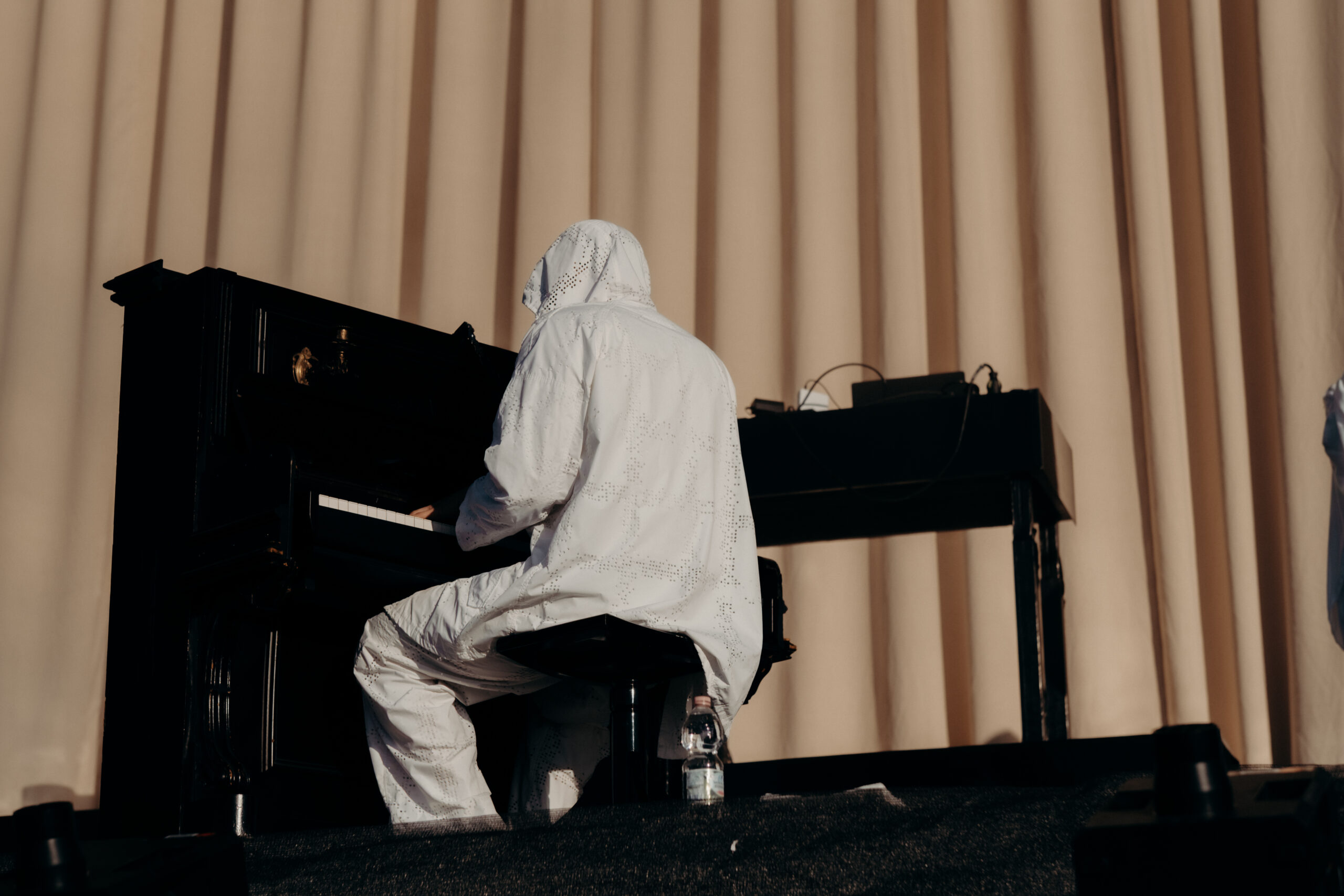 Soho Bani auf der Bühne beim Heroes Festival 2025, in einzigartiger Atmosphäre aus Licht, Rauch und Emotion. Konzertfotografie von Pia Oechsner – ausdrucksstark und echt.